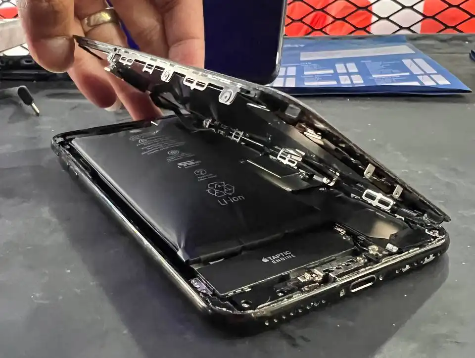 Tukar Bateri iPhone di FixBay – masalah bateri kembung