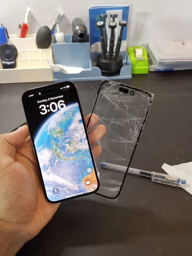 Skrin Retak Seribu? Ini 5 Rahsia Harga Tukar Skrin & Cara Elak Kena Tipu! 2